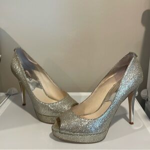 Micheal lots metallics peep toe with hidden platform, mirrored heel 🩶🪩